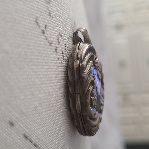 Antique 925 Sterling Repousse Heart Locket - Picture 6 of 6